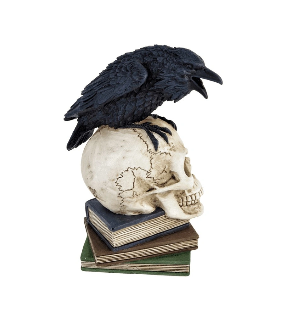 статуэтка ворон на черепе и книгах