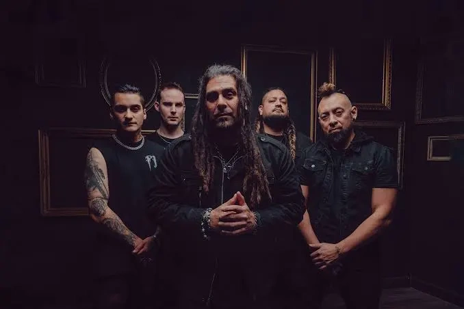 LionsAtTheGate1.jpg LionsAtTheGate1.jpg