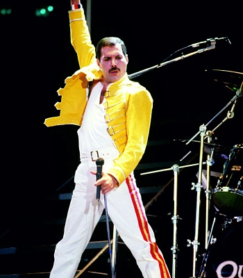 постер тканевый queen freddie mercury (в желтой куртке, смотрит прямо)