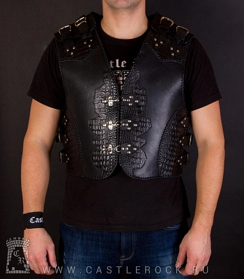 жилет байкерский кожаный с карабинами (отделка под крокодила)