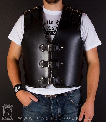 жилет байкерский кожаный на ремнях с обшивкой