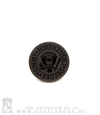 значок цанга с гравировкой ramones