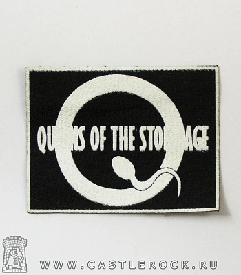 нашивка queens of the stone age (лого белое)