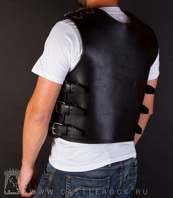 жилет байкерский кожаный с карабинами