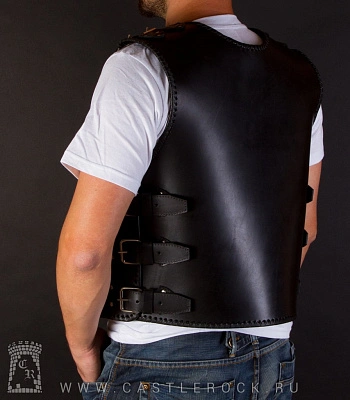 жилет байкерский кожаный на ремнях с обшивкой