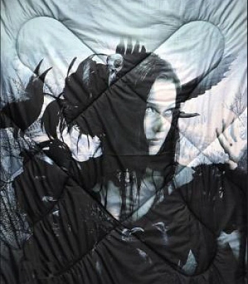 одеяло девушка и вороны