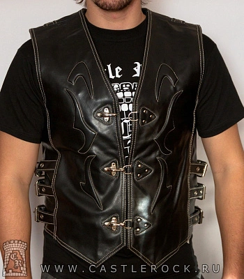 жилет кожаный first с тиснением демон