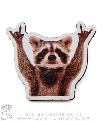 значок деревянный енот рокер