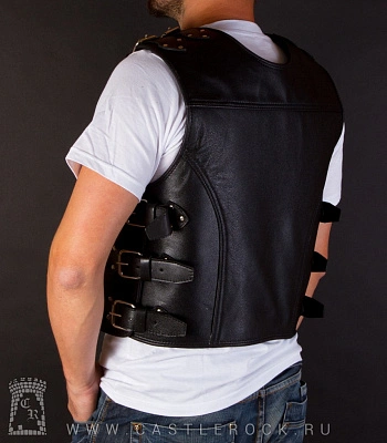 жилет байкерский кожаный с карабинами и окантовкой