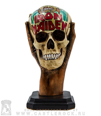 статуэтка череп в руке iron maiden