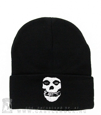 шапка с отворотом и вышивкой misfits