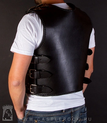 жилет байкерский кожаный с карабинами и обшивкой