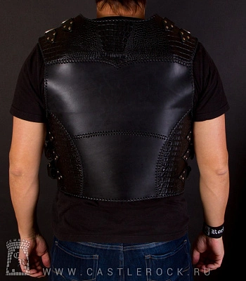 жилет байкерский кожаный с карабинами (отделка под крокодила)