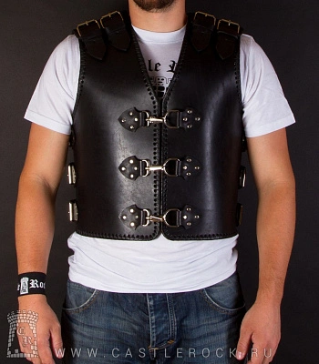 жилет байкерский кожаный с карабинами и обшивкой