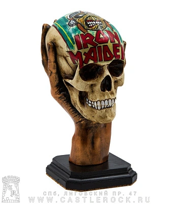 статуэтка череп в руке iron maiden