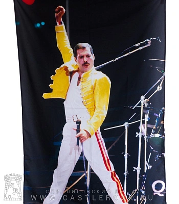 постер тканевый queen freddie mercury (в желтой куртке, смотрит прямо)