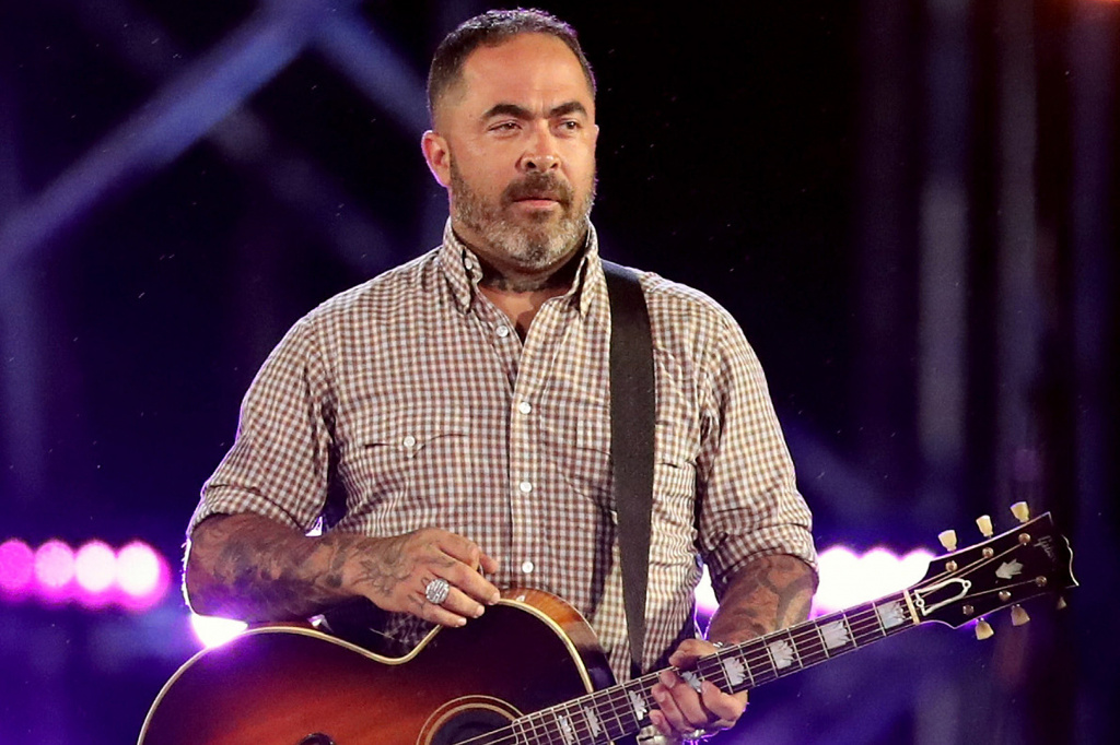 Aaron-Lewis (1).jpg Aaron-Lewis (1).jpg