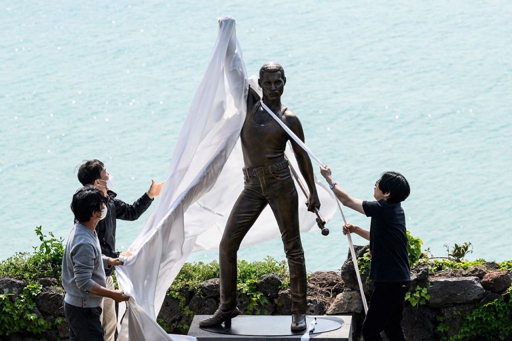 freddie-mercury-statue2.jpg