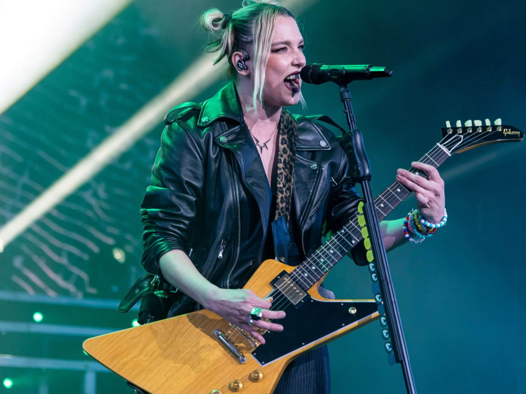 Lzzy-Hale.jpg Lzzy-Hale.jpg