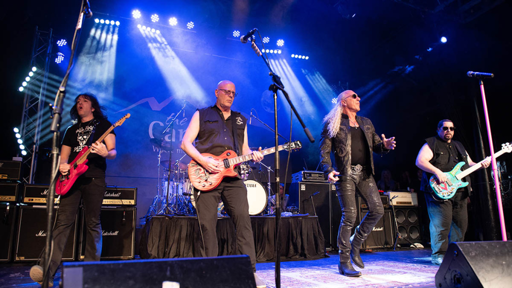 TWISTED SISTER.jpg TWISTED SISTER.jpg