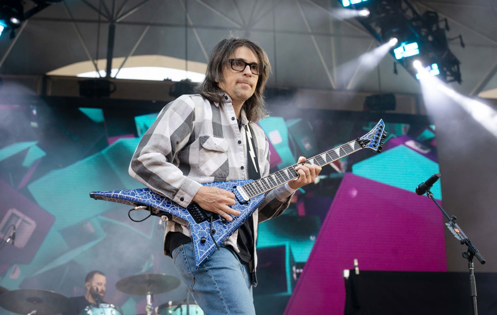 Rivers-Cuomo-of-Weezer.jpg Rivers-Cuomo-of-Weezer.jpg