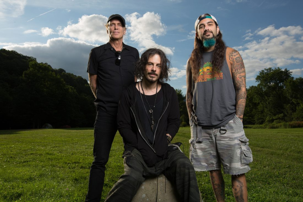 thewinerydogs.jpg thewinerydogs.jpg