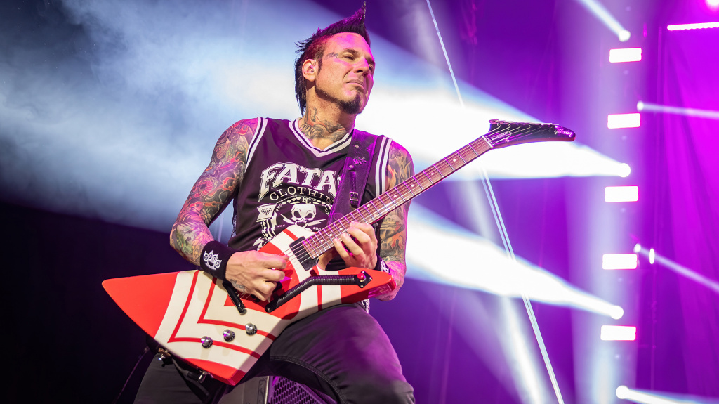 FIVE FINGER DEATH PUNCH1.jpg FIVE FINGER DEATH PUNCH1.jpg