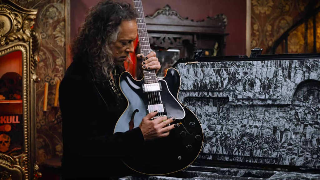 Kirk-Hammett-Guitar-Collection.jpg Kirk-Hammett-Guitar-Collection.jpg