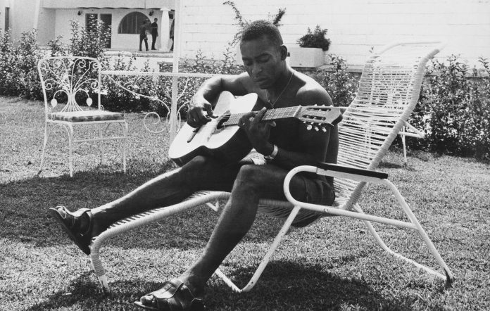 pele-guitar-1970.jpg pele-guitar-1970.jpg